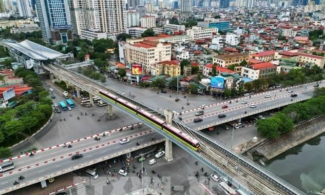 Ngã tư Nhổn Nam Từ Liêm Hà Nội với dòng xe cộ và công trình metro đang triển khai