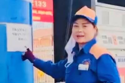 Nhân viên đang phục vụ khách tại cây xăng Long Biên Hà Nội