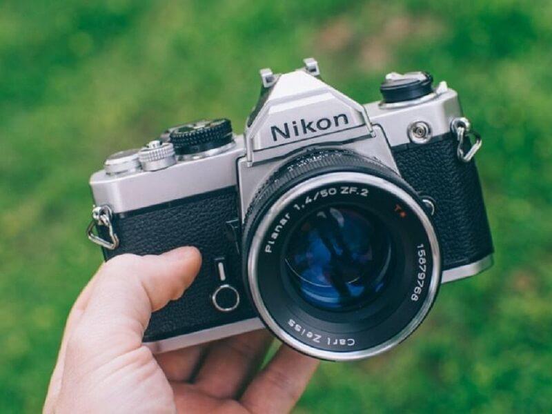 Nhân viên tư vấn chuyên nghiệp tại ZShop Vũng Tàu 286 Lê Hồng Phong hỗ trợ khách hàng chọn sản phẩm