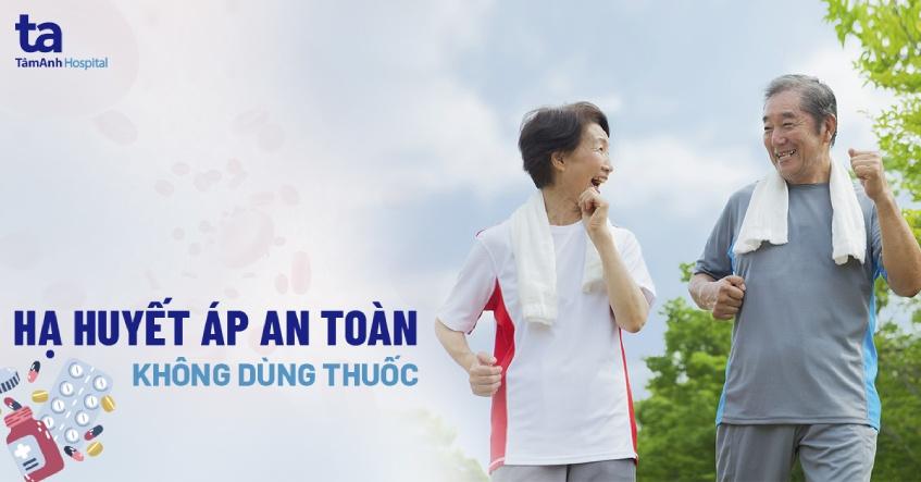 Khung cảnh nhộn nhịp giờ cao điểm trên Phố Hoàng Như Tiếp