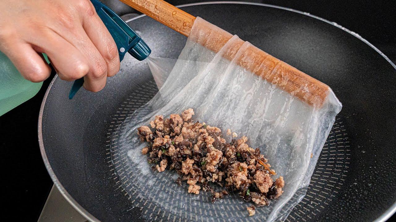 Nước chấm và hành phi ăn kèm bánh cuốn tại Quán Bánh cuốn Gia An