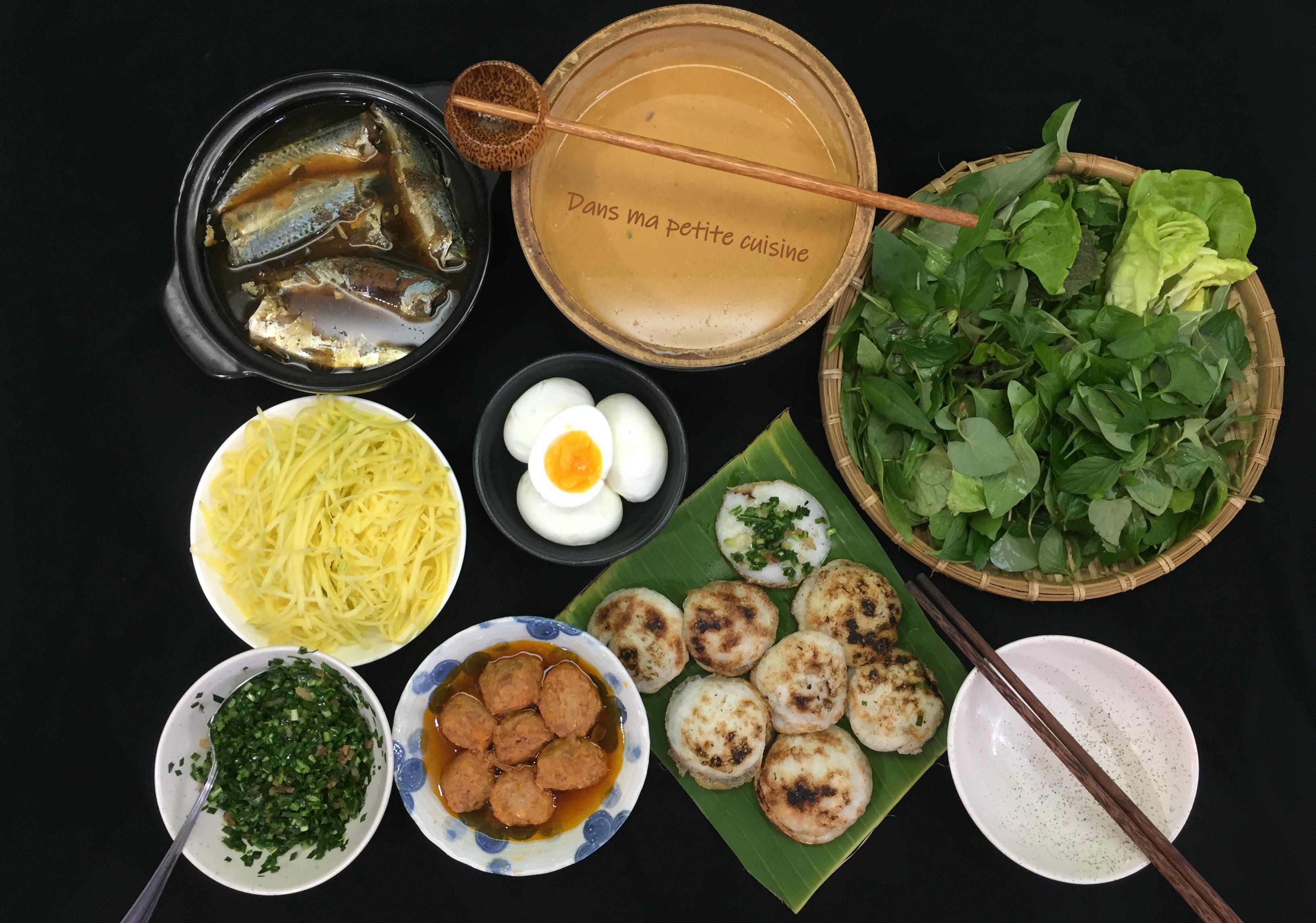 Nước chấm và rau sống ăn kèm bánh khọt Bà Hai