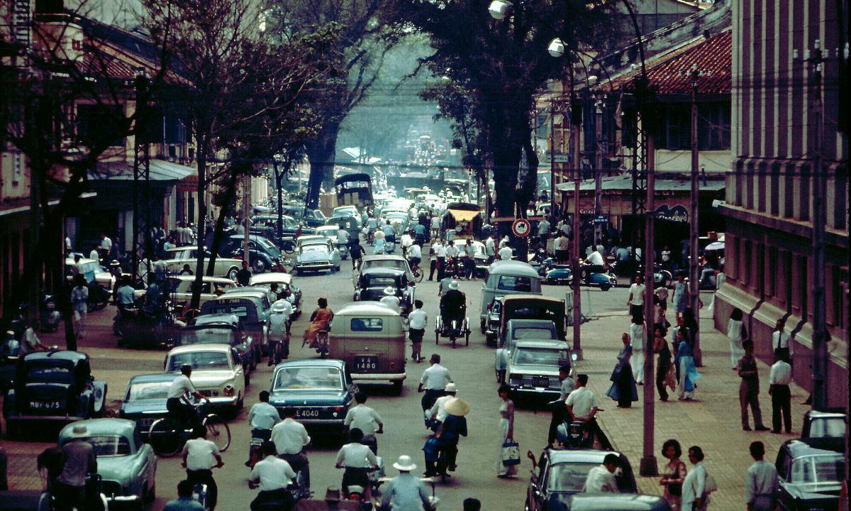 Một góc Đường Đà Nẵng, quận Ngô Quyền, Hải Phòng với nhiều cửa hàng và người đi lại tấp nập, thể hiện sự sầm uất.