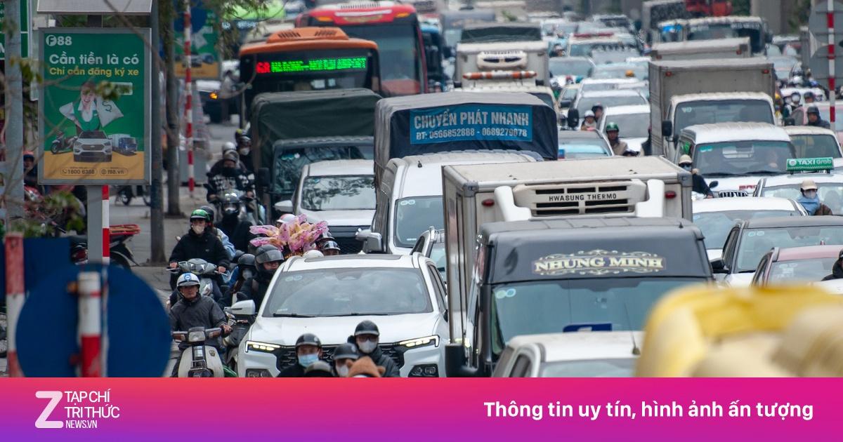 Hình ảnh minh họa giao thông sầm uất trên Phố Phạm Văn Bạch, Cầu Giấy, Hà Nội vào giờ cao điểm với nhiều xe cộ và người đi lại