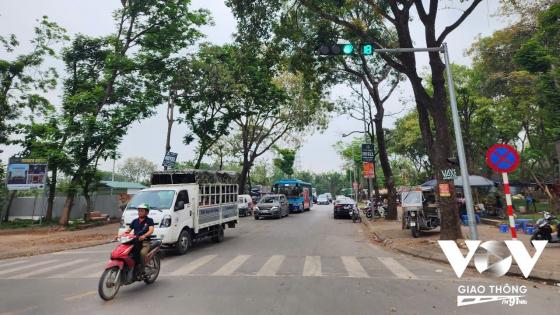 Toàn cảnh một góc Phố Trần Thủ Độ, phường Hoàng Liệt, quận Hoàng Mai, Hà Nội với sự kết hợp giữa nhà dân và các cửa hàng mặt phố