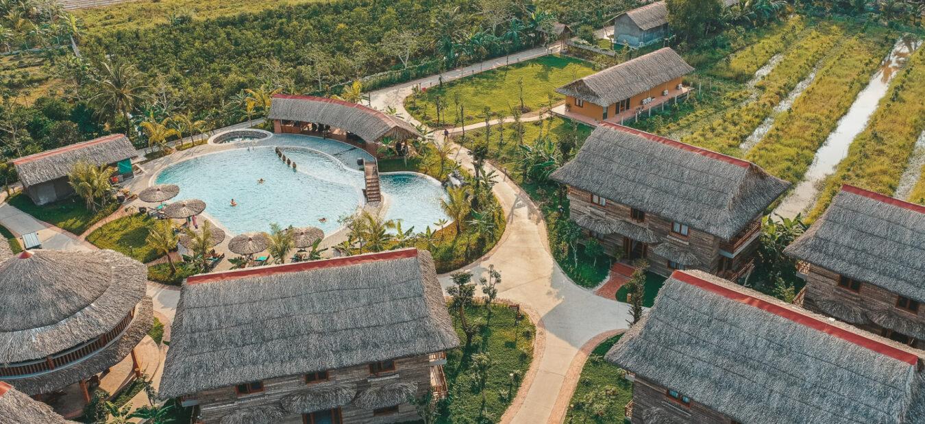 Giường tầng trong phòng dorm tại Midmost Boutique Hostel Cần Thơ, có rèm che riêng tư và đèn đọc sách cá nhân
