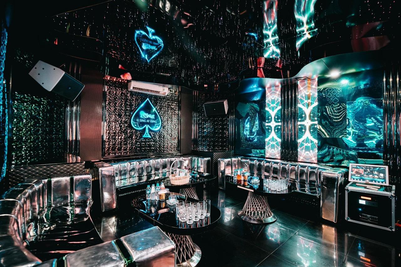 Bên trong phòng hát hiện đại tại Karaoke Rome Trần Khát Chân, Hai Bà Trưng