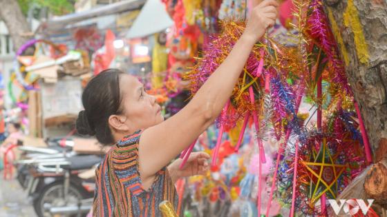 Một góc chợ bày bán rất nhiều loại lồng chim với kích cỡ và kiểu dáng khác nhau