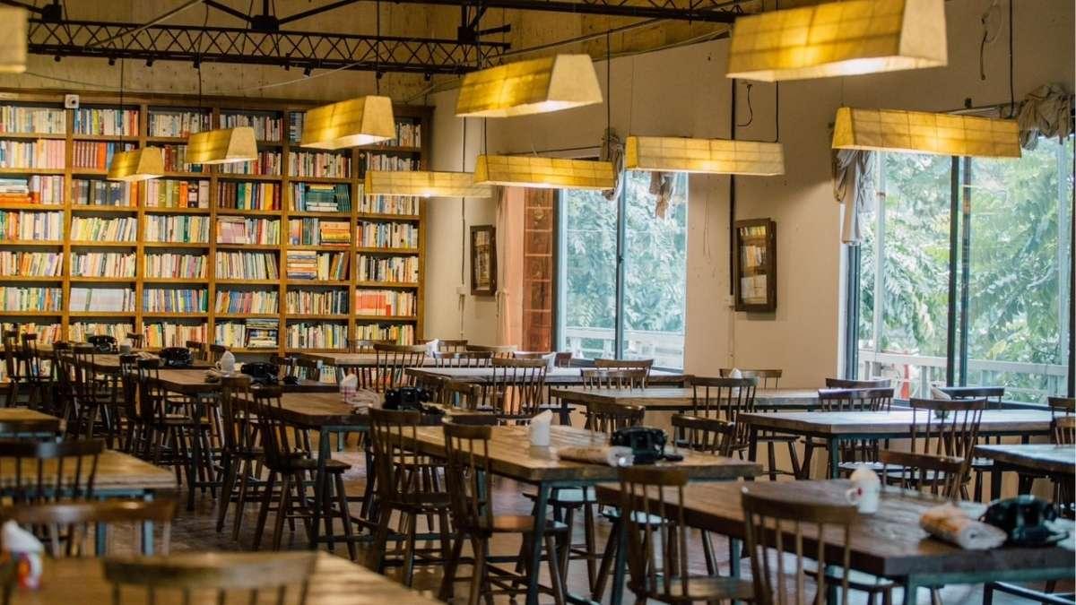 Hình ảnh một quán ăn hấp dẫn gần địa chỉ 165 Đường Quang Hàm với nhiều món ăn đa dạng