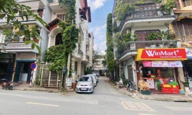 Một dãy các quán ăn và cửa hàng trên Phố Hoàng Sâm, Nghĩa Đô, Cầu Giấy, Hà Nội.