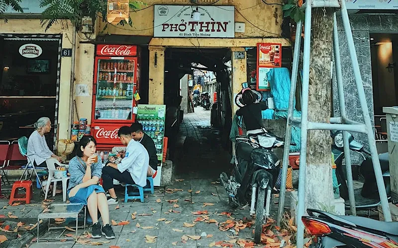 Một quán ăn nhỏ đặc trưng nằm sâu trong Ngõ 71 Hoàng Văn Thái Hà Nội thu hút người dân địa phương