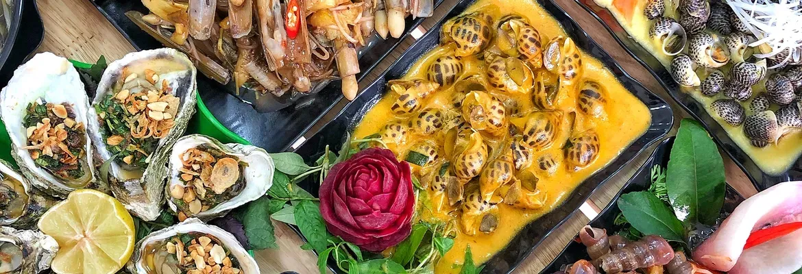 Một quán ăn vỉa hè tấp nập tại khu vực Khương Trung, Thanh Xuân, Hà Nội, minh họa đời sống ẩm thực địa phương