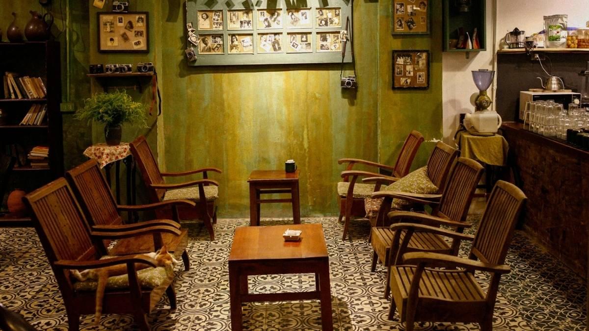 Không gian quán cà phê hiện đại gần địa chỉ 45 Trần Thái Tông Cầu Giấy Hà Nội thích hợp làm việc hoặc gặp gỡ bạn bè