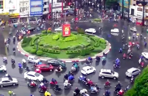 Toàn cảnh đường Rạch Bùng Binh sầm uất tại Quận 3, TP HCM với xe cộ tấp nập và các tòa nhà hai bên đường