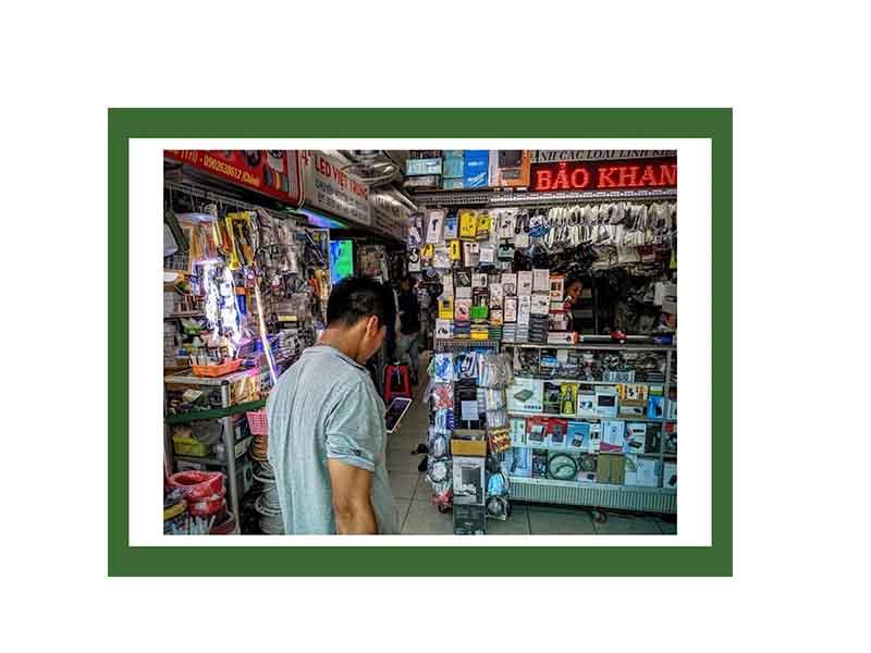 Một quầy hàng trưng bày nhiều loại bo mạch, linh kiện điện tử đặc trưng của Chợ Nhật Tảo D