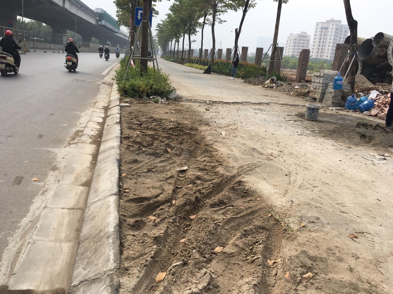 Hoạt động sinh hoạt thường ngày trong con ngõ 218 Phạm Văn Đồng, Cổ Nhuế 2, Bắc Từ Liêm tấp nập.