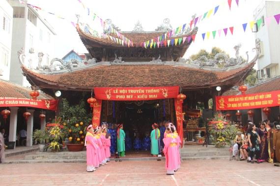 Hoạt động sinh hoạt hàng ngày trên Phố Kiều Mai Bắc Từ Liêm Hà Nội với các cửa hàng và người dân.