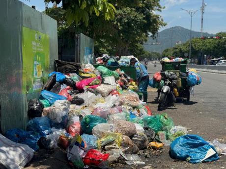 Hoạt động sinh hoạt thường nhật của người dân trên Đường Đông Ké, quận Liên Chiểu, Đà Nẵng