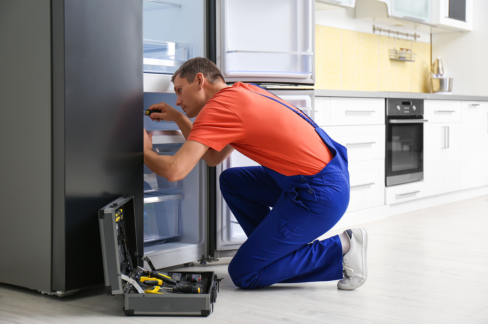 Kỹ thuật viên sửa chữa điện thoại chuyên nghiệp tại Phượng Linh Bình Dương