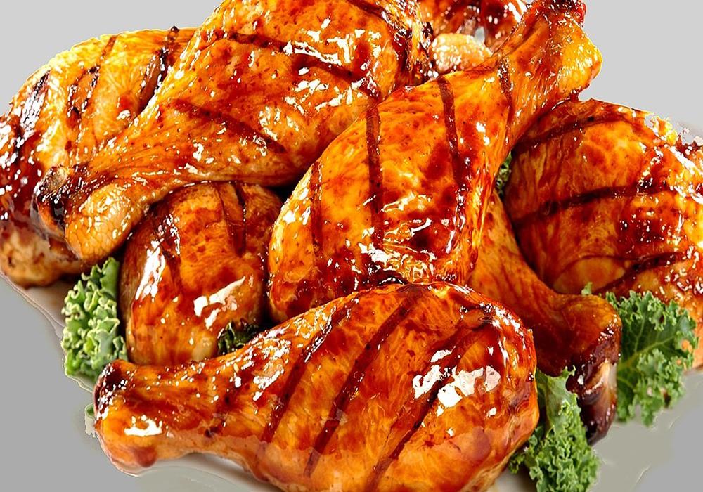 Thịt nướng trên lò đất tại Quán nướng Lò Đất Nguyễn Khang Cầu Giấy Hà Nội, chuẩn bị chín vàng hấp dẫn