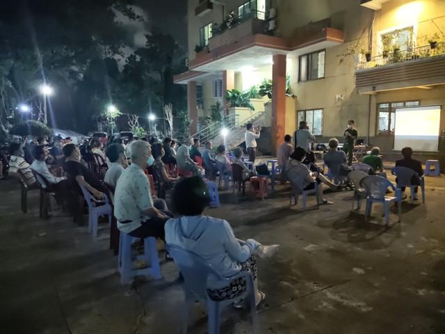Người dân thực hiện thủ tục hành chính tại UBND Phường 14 Quận 10