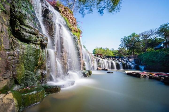 Một dãy cửa hàng nhỏ hoặc quán ăn hoạt động dọc theo một con đường ở Ấp 5, Hiệp Phước, Nhơn Trạch, Đồng Nai
