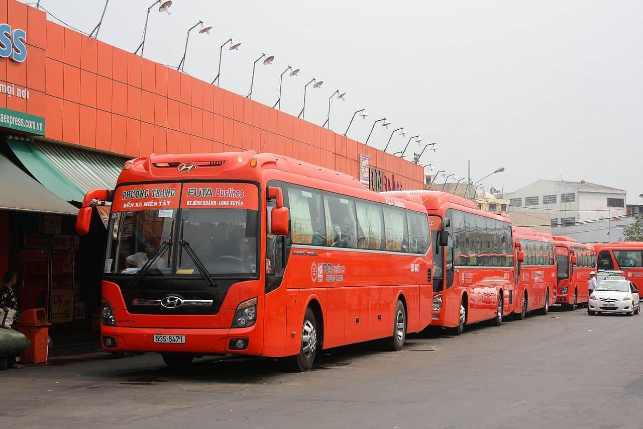 Khu vực nhà chờ hoặc quầy bán vé tại Bến Xe Tân Uyên – Uyên Hưng, thể hiện các tiện ích cơ bản cho hành khách