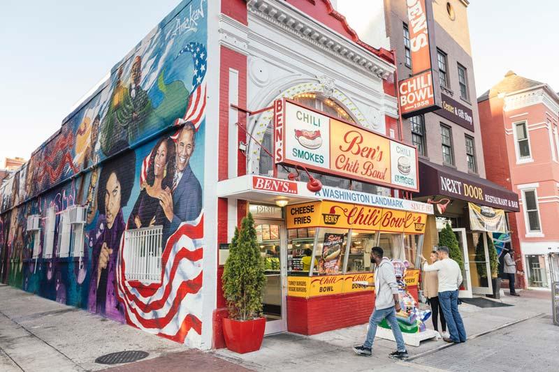 Các biểu tượng minh họa tiện ích tại Circle K: Wi-Fi, chỗ ngồi, đồ ăn nóng, đồ uống lạnh