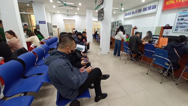 Người dân xếp hàng chờ làm thủ tục tại trung tâm giới thiệu việc làm Hà Đông 144 Trần Phú