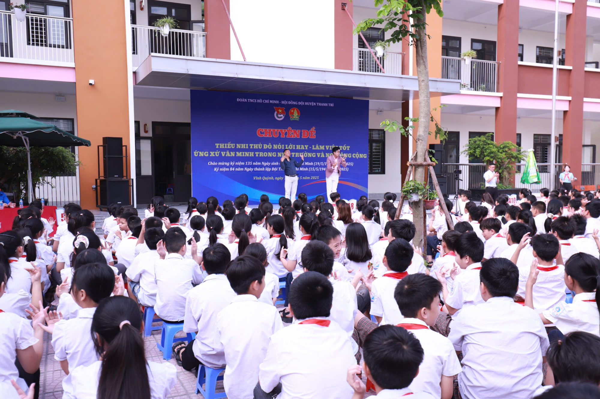 Học sinh tham gia hoạt động ngoại khóa tại sân trường Trường Tiểu Học Vĩnh Quỳnh, Thanh Trì, Hà Nội
