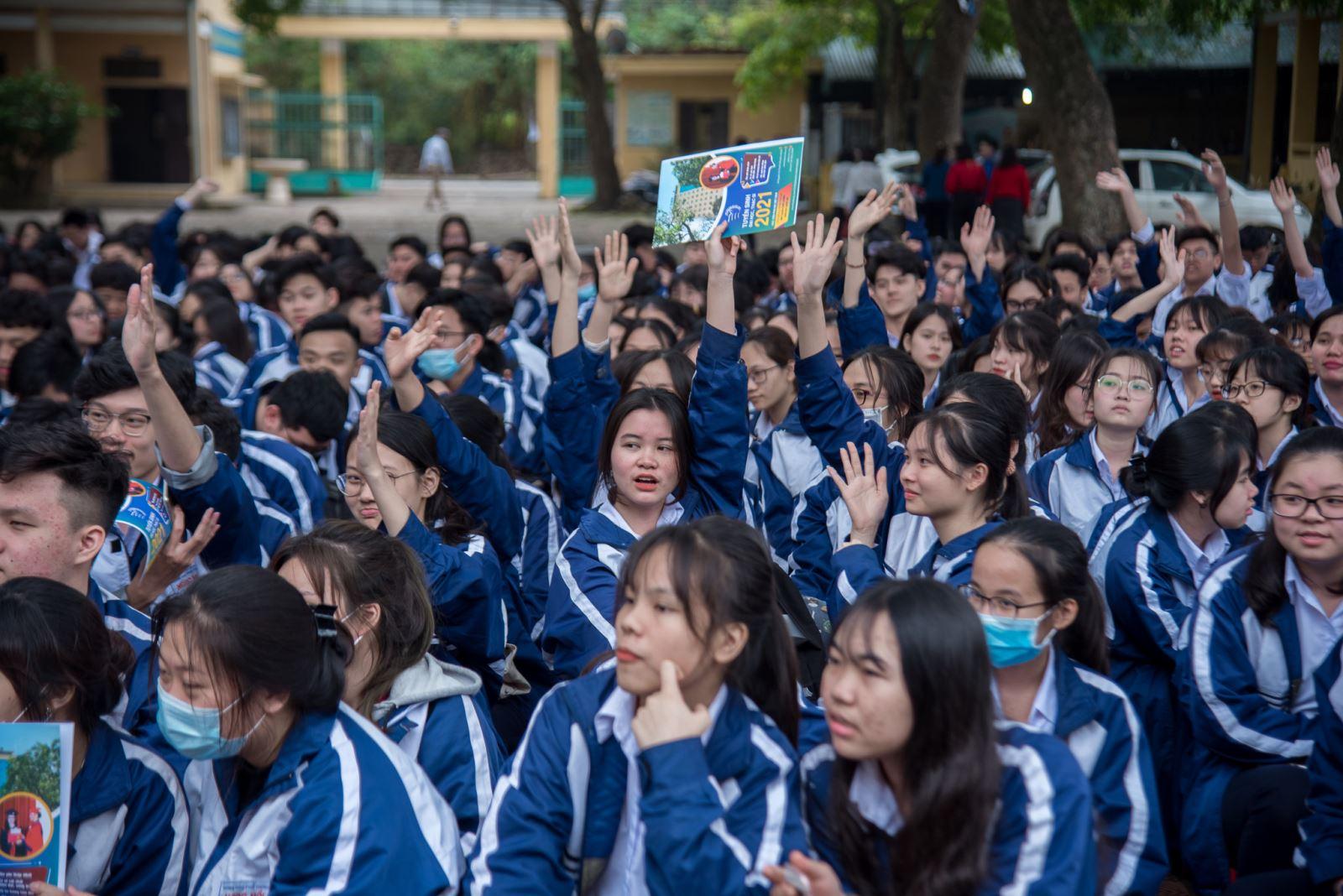 Học sinh xem thông tin tuyển sinh tại bảng tin Trường THPT Ngọc Hồi