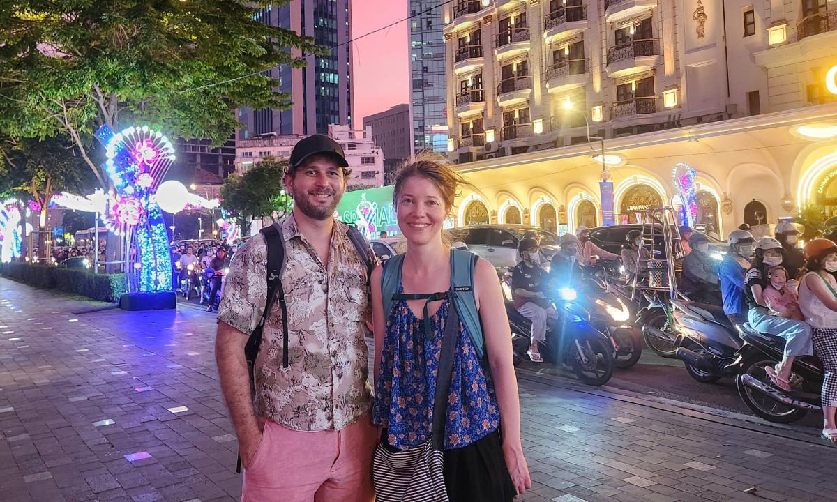 Hình ảnh minh họa cảnh kẹt xe tại một ngã tư trên Phố Phạm Văn Bạch, Cầu Giấy, Hà Nội vào giờ cao điểm