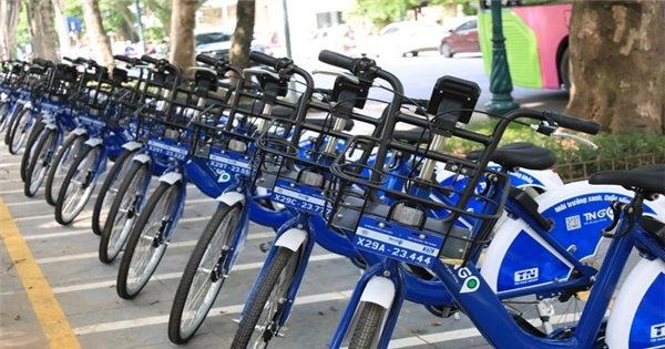 Xe buýt di chuyển gần cầu Trung Hòa Đống Đa Hà Nội, thể hiện giao thông công cộng