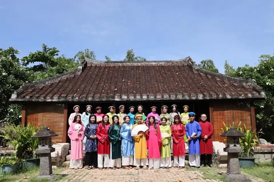 Con đường dẫn vào khu vực Chợ Chim Cảnh Yên Phúc với nhiều lồng chim và gian hàng hai bên