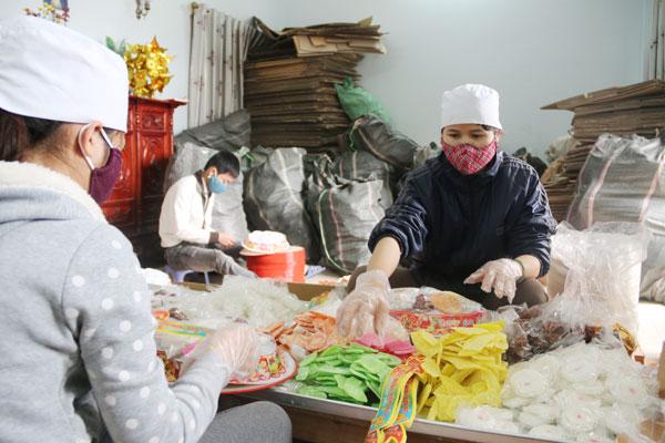Khung cảnh bên trong siêu thị Co.opmart Vĩnh Phúc, khu vực trưng bày sản phẩm đa dạng