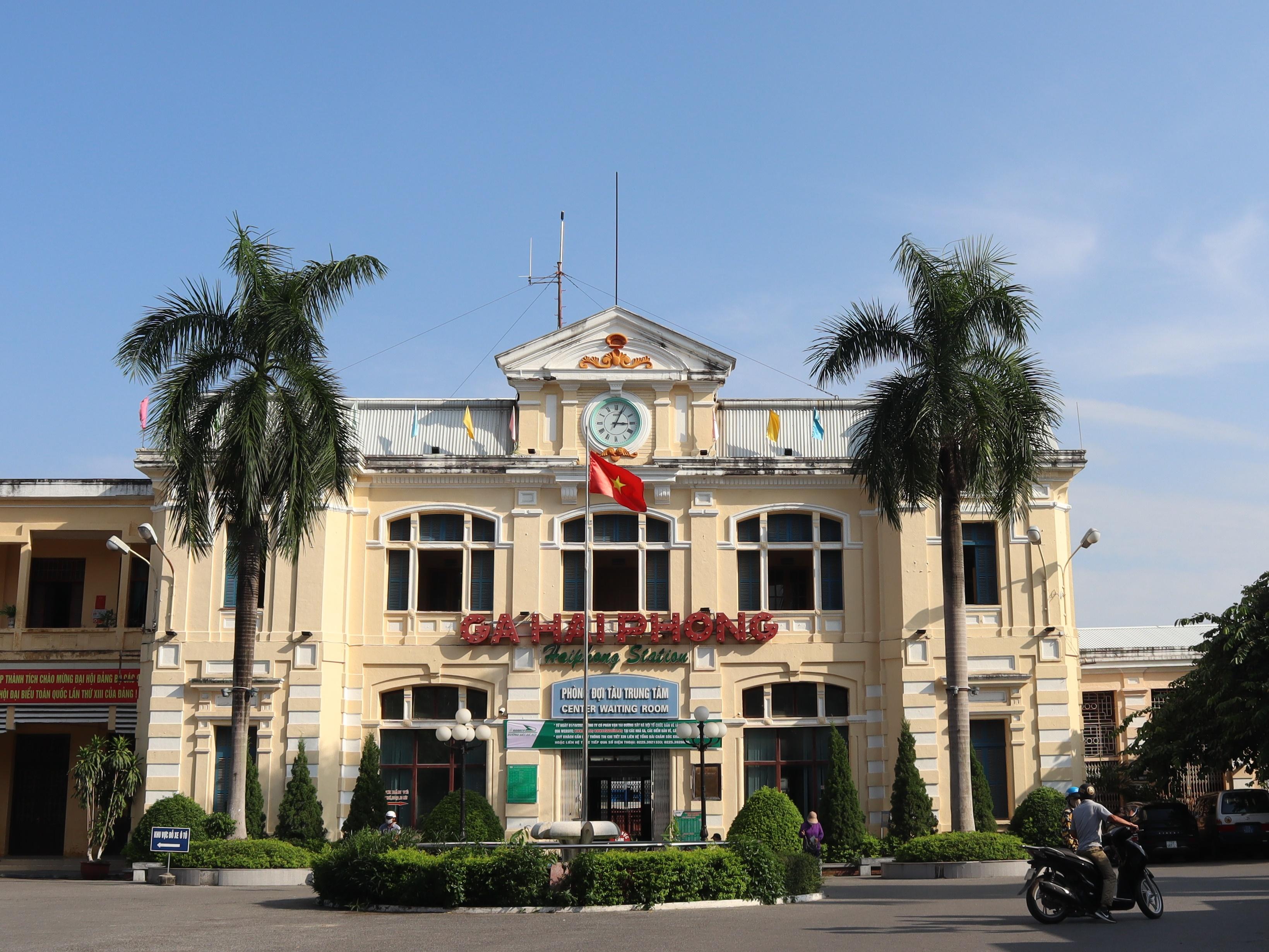 Toa nhà ga Tiền Trung ở Hải Dương với kiến trúc cổ kính và không gian xung quanh.