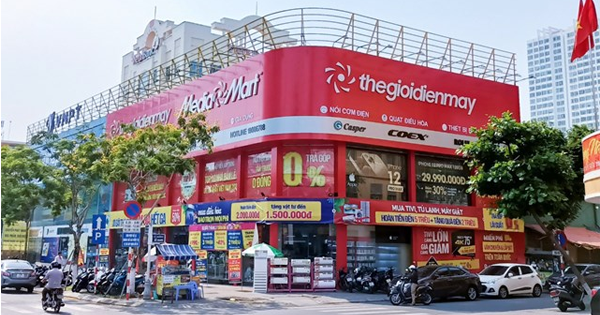 Các sản phẩm gia dụng nhỏ như nồi cơm điện, bếp từ được trưng bày tại MediaMart Phúc Yên