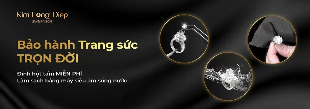 Khách hàng kiểm tra kỹ lưỡng sản phẩm vàng, trang sức trước khi hoàn tất giao dịch.