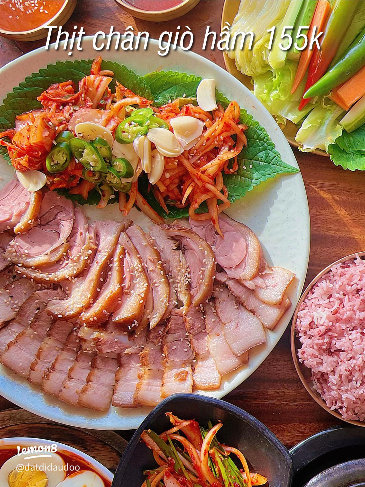 Mâm thịt nướng và các món panchan hấp dẫn tại Nhà Hàng Hàn Quốc Miền Lạnh Kang Nam P Ninh Xá TP Bắc Ninh