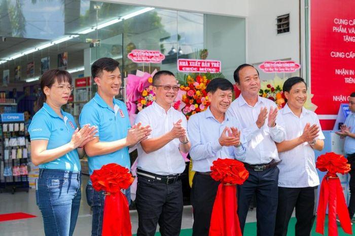 Cac loai sach va van phong pham bay ban tai Nha sach Can Giuoc