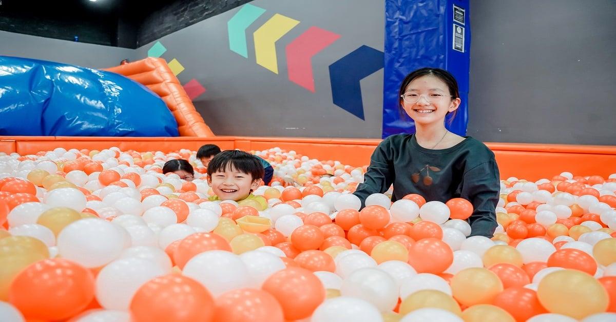 Nội thất và các kệ sách bên trong Nhà Sách Tiền Phong Hải Dương