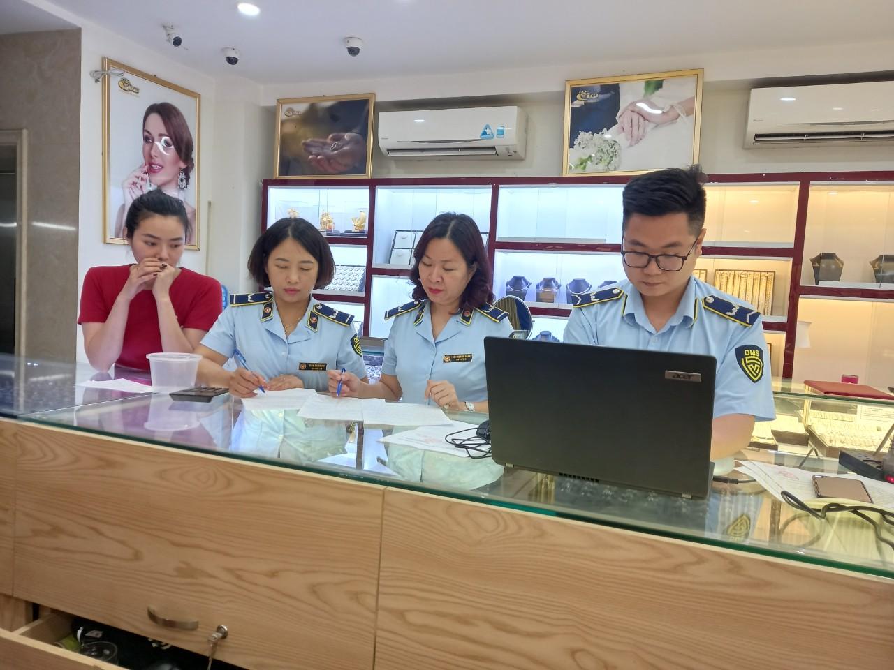 Một số mẫu trang sức vàng bạc đá quý trưng bày tại cửa hàng Bắc Ninh